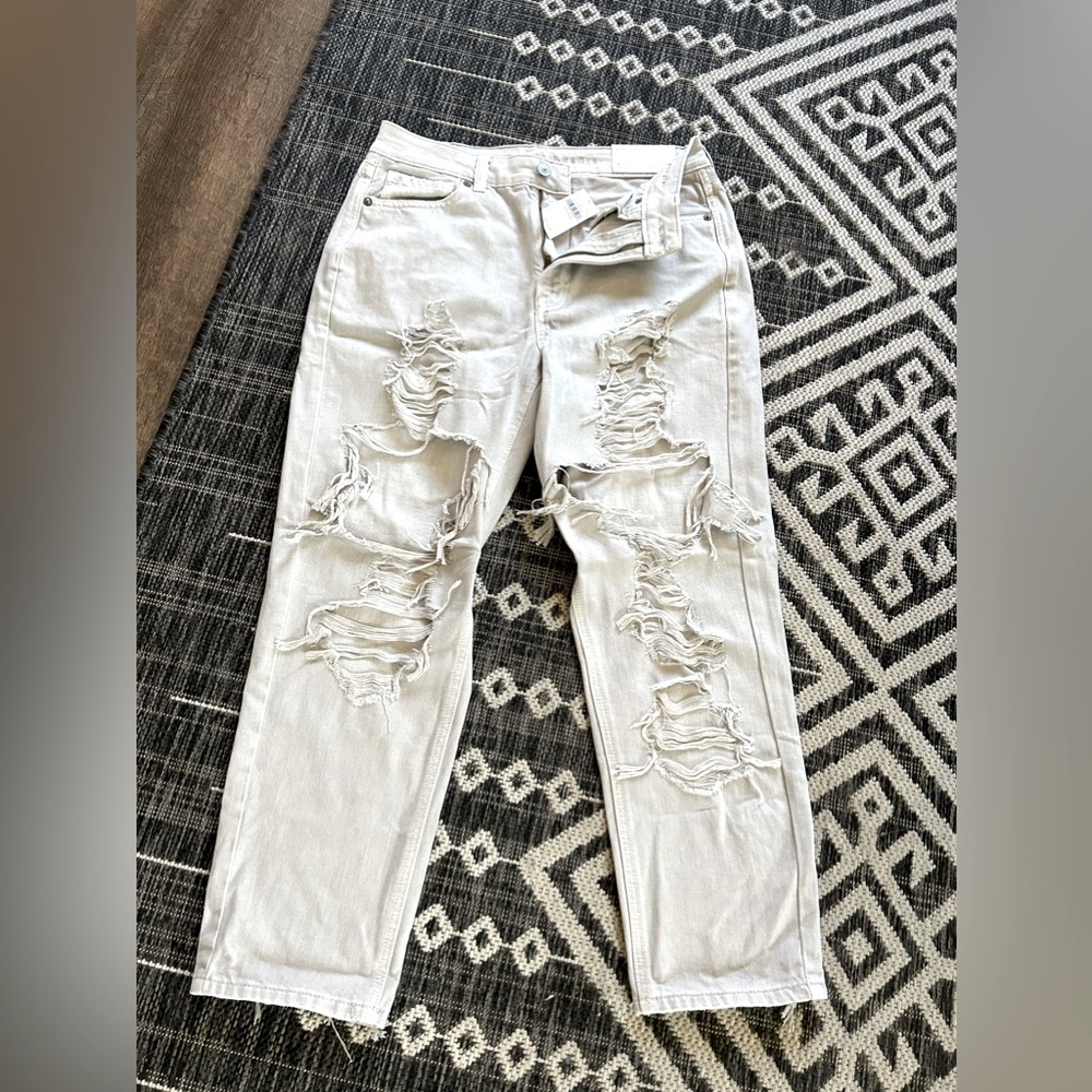 ⭐️American Eagle, NWT Mom Jeans. Distressed. Size 8, Short. Light gray/Cream.
